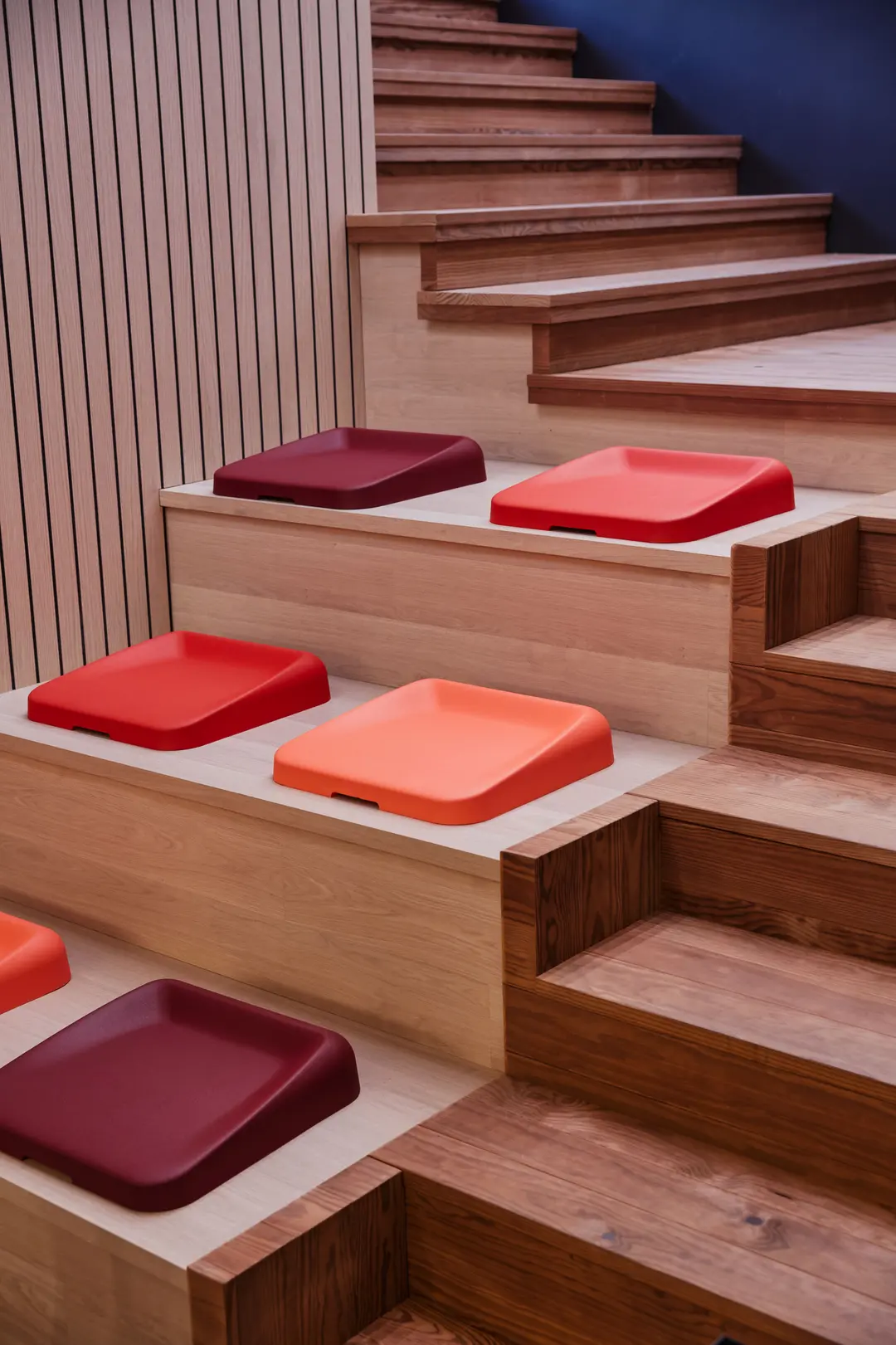 Gradas de madera con cojines Slim en burdeo, coral y rojo