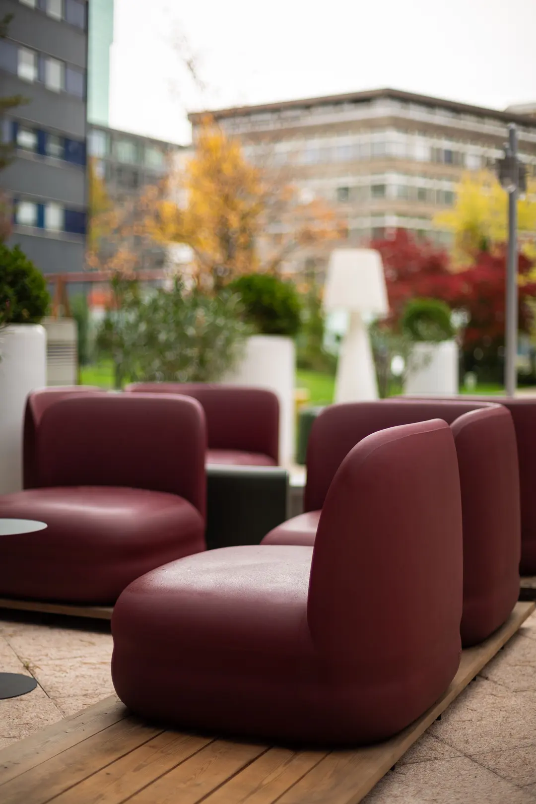 Sillones Vistas rojo vino en una terraza exterior con jardín